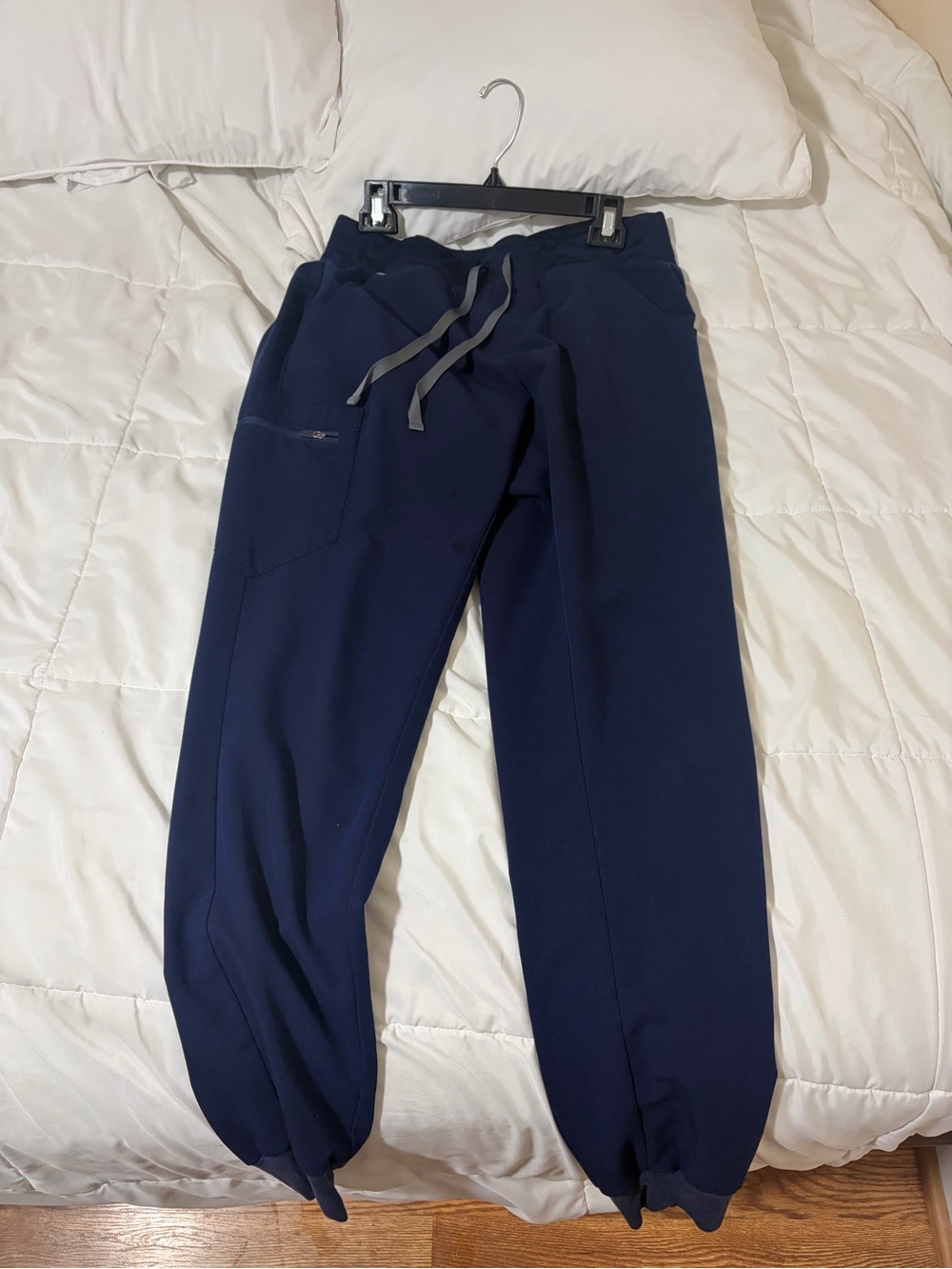Women’s Figs Zamora Navy Jogger Scrub Pants in Size Medium Tall
